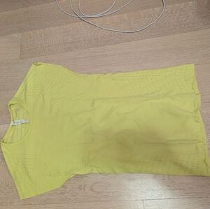 Lululemon yellow short sleeves